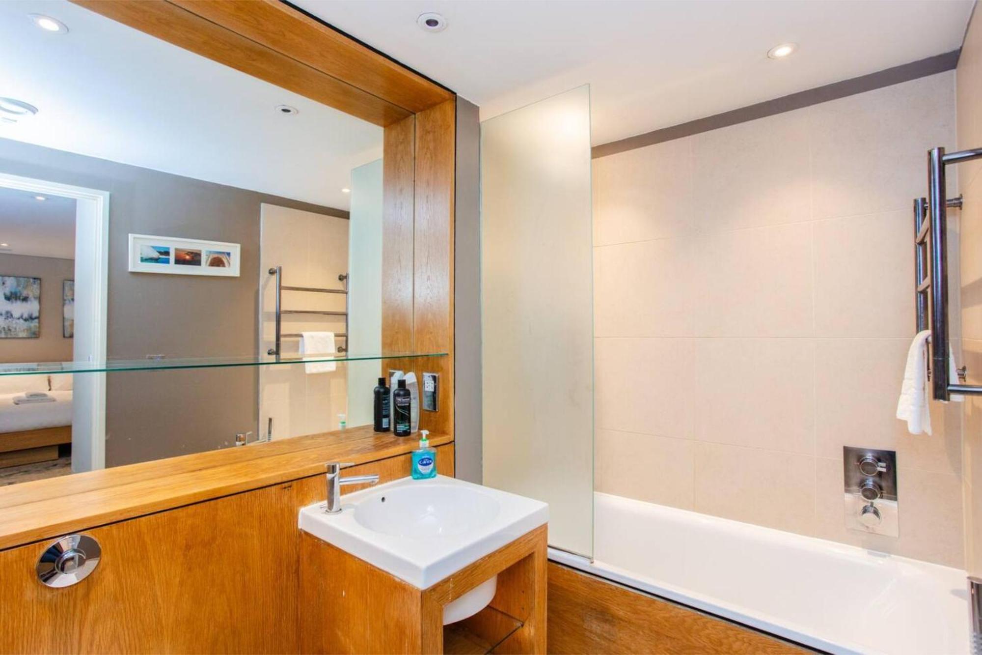 Modern 3 Bedroom Apartment In Paddington Londra Dış mekan fotoğraf