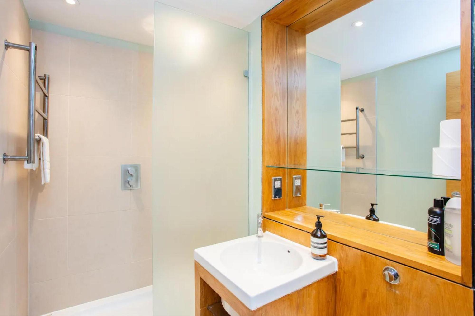 Modern 3 Bedroom Apartment In Paddington Londra Dış mekan fotoğraf